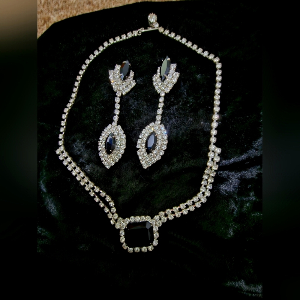 VINTAGE NECKLACE AND EARRINGS SET. RINESTONES